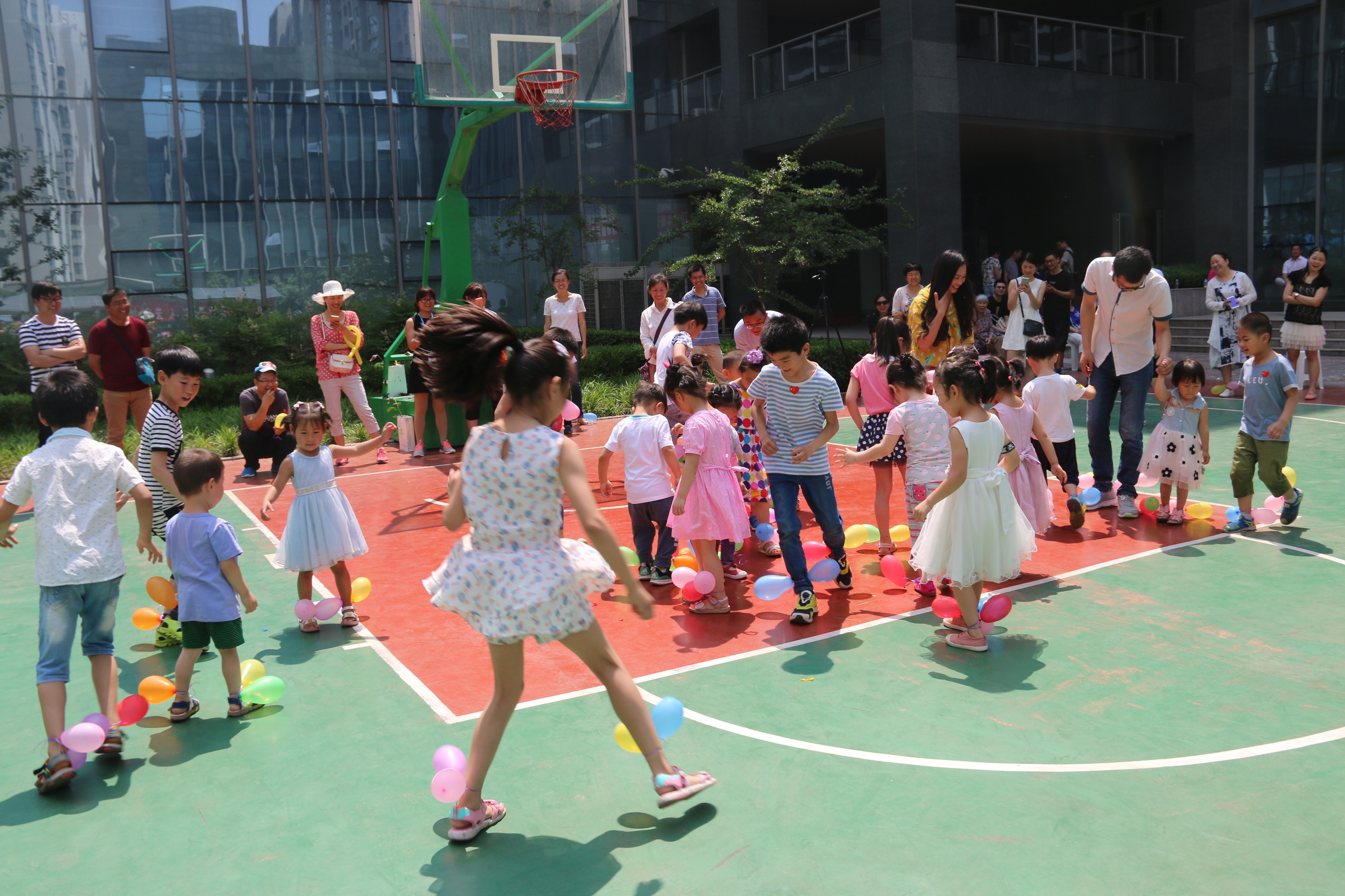 5、孩子們的歡笑感染全場.JPG