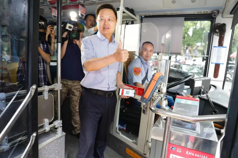 云閃付APP上線長沙公交，大咖體驗新開普終端當場豎起大拇指！(圖2)